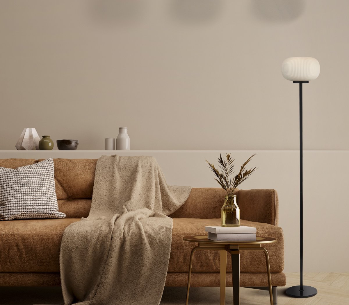Lumina Schwarz stehlampe Von Searchlight - Die Stehleuchte Lumina kombiniert einen mattschwarzen Metallrahmen mit geriffeltem Opalglas – ein Kontrast, der ein modernes und elegantes Gefühl vermittelt.