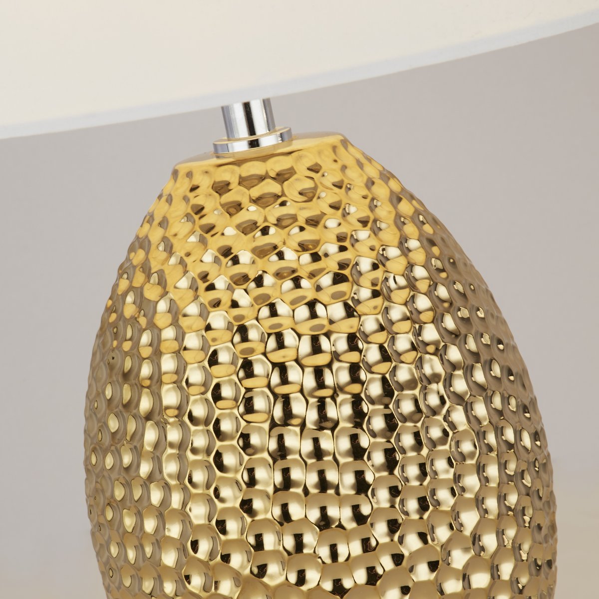 Nadine 30cm Gold tischlampe Von Searchlight - Sein strukturierter Sockel aus goldfarbener Keramik setzt ein starkes Statement, während der neutrale cremefarbene Stoffschirm sich nahtlos in jeden Einrichtungsstil einfügt.