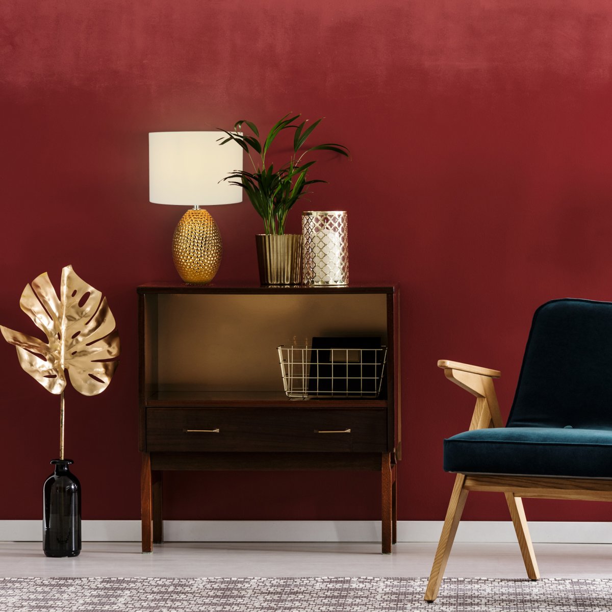 Nadine 30cm Gold tischlampe Von Searchlight - Sein strukturierter Sockel aus goldfarbener Keramik setzt ein starkes Statement, während der neutrale cremefarbene Stoffschirm sich nahtlos in jeden Einrichtungsstil einfügt.