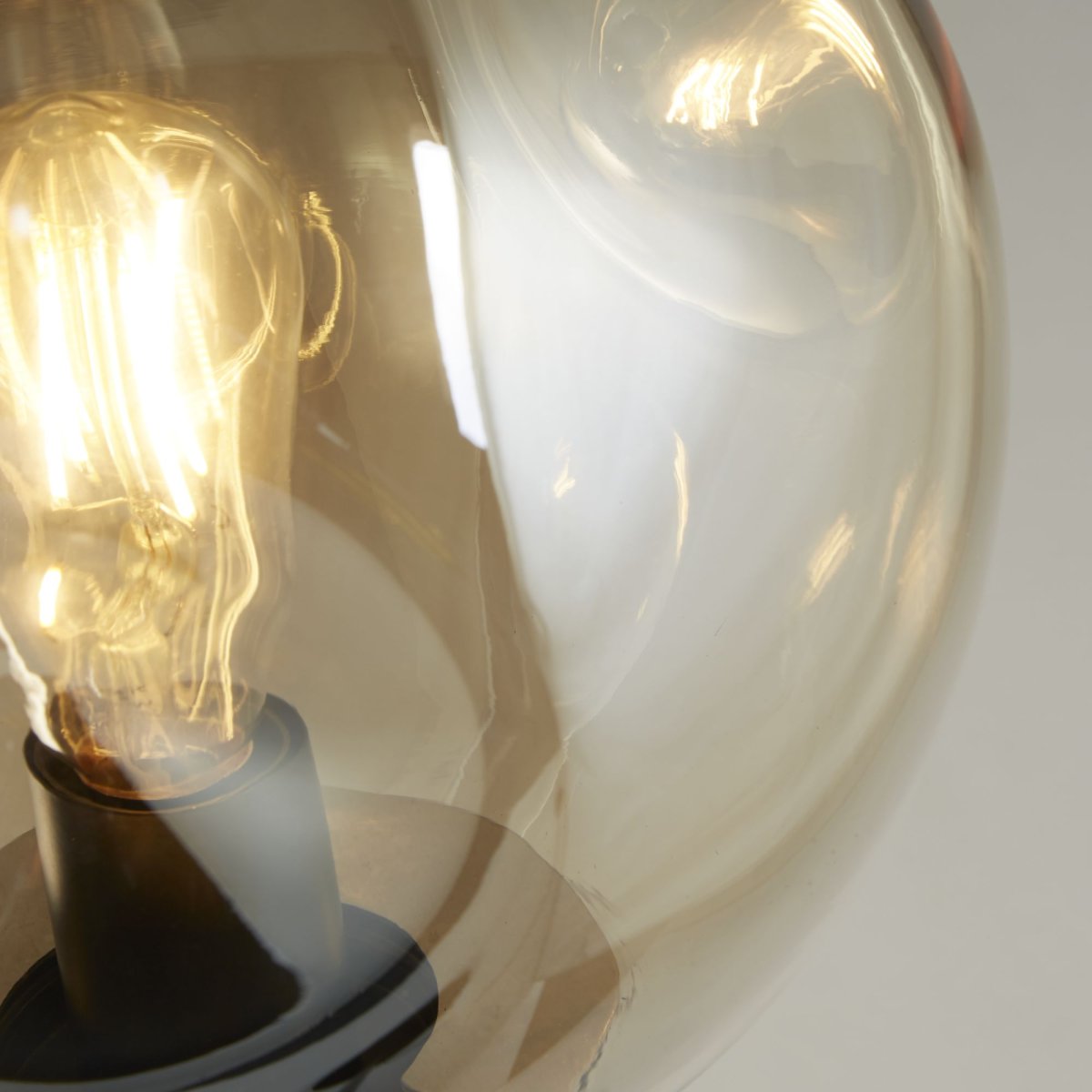 Punch Sekt stehlampe Von Searchlight - Die Stehleuchte Punch besticht durch ihren stilvollen, champagnerfarbenen Glasschirm, der eine warme Atmosphäre im Raum schafft.