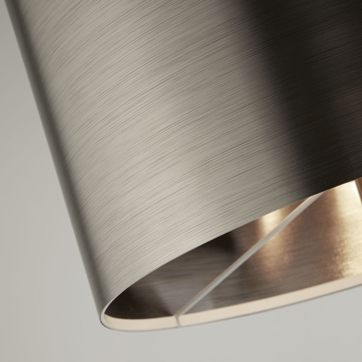 Touch Mattschwarz stehlampe Von Searchlight - Der Lampenschirm aus gebürstetem Metall vermittelt ein luxuriöses und anspruchsvolles Gefühl, während der elegante schwarze Sockel ein minimalistisches Profil erzeugt, das zu den meisten Inneneinrichtungen passt.