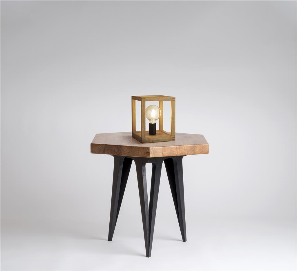 Square 25cm Holz tischlampe Von Searchlight - Es passt gleichermaßen gut in moderne Häuser wie auch in traditionellere Umgebungen und wird dank seiner Vielseitigkeit und seines zeitlosen Aussehens schnell zu einem Favoriten.