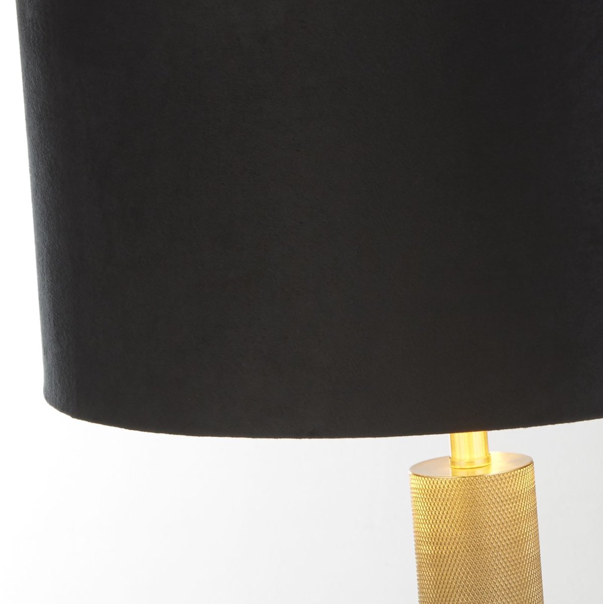 London 63cm Grün tischlampe Von Searchlight - Der gr&uuml;ne Lampenschirm mit goldener Innenseite verbreitet ein warmes und sanftes Licht, w&auml;hrend der geriffelte Sockel aus goldfarbenem Metall f&uuml;r eine raffinierte Note sorgt.