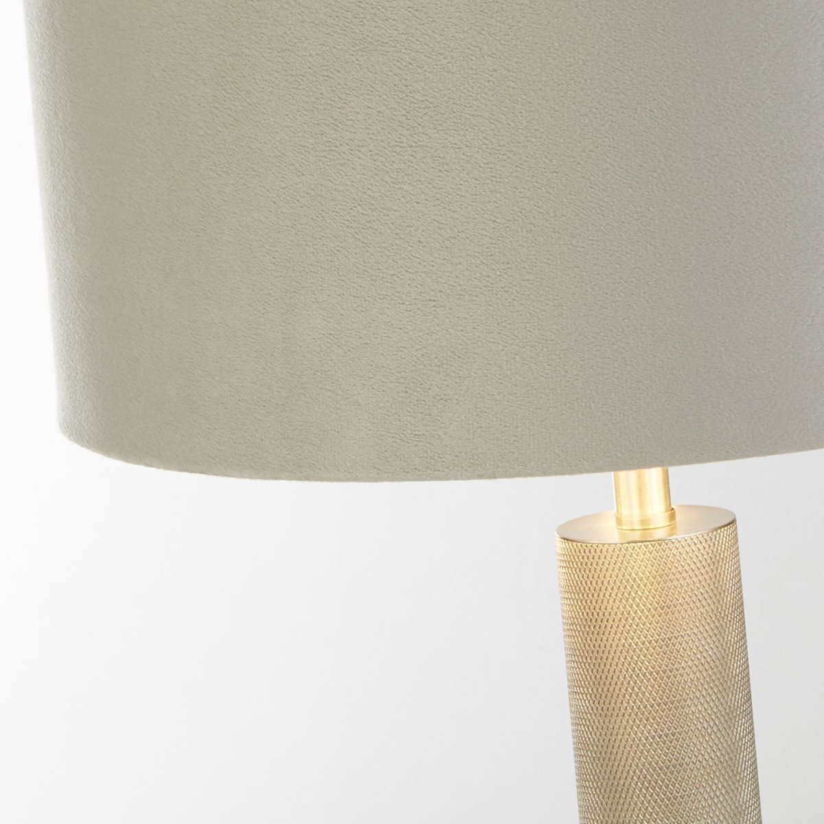 London 63cm Grau tischlampe Von Searchlight - Die geriffelte Basis aus satiniertem Silber sorgt f&uuml;r Haltbarkeit und ein luxuri&ouml;ses Gef&uuml;hl, w&auml;hrend die sch&ouml;ne Silberfarbe Ihrer Einrichtung W&auml;rme und Reichtum verleiht.