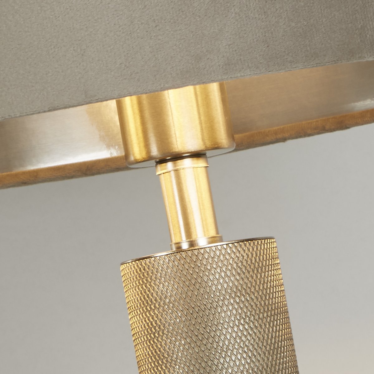 London 63cm Taupe tischlampe Von Searchlight - Die Tischleuchte London ist eine Kombination aus zeitlosem Design und moderner Funktionalit&auml;t und strahlt mit ihrem taupefarbenen Samtschirm Raffinesse und Eleganz aus.
