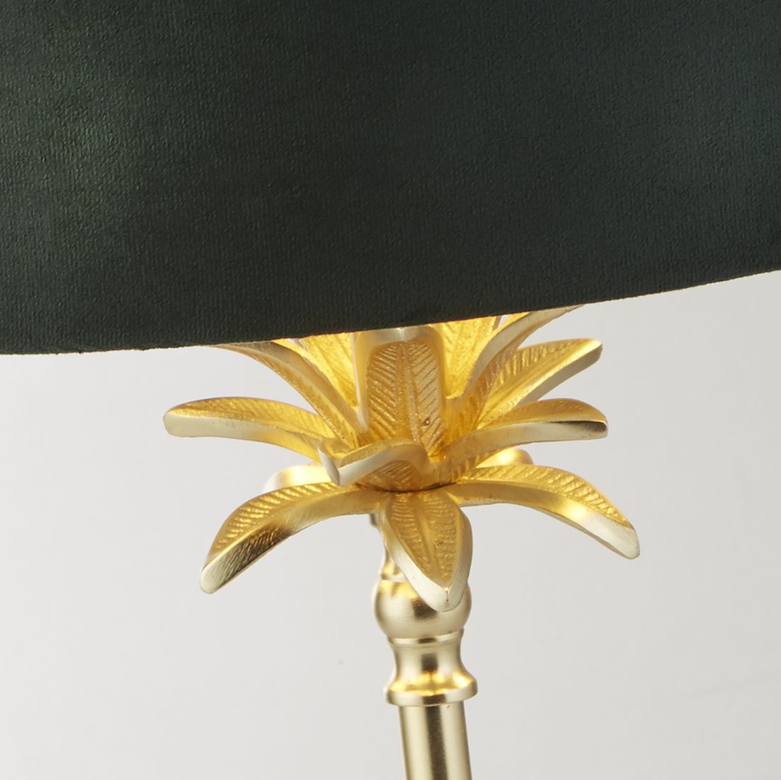 Palm 45cm Grün tischlampe Von Searchlight - Die Kombination aus Dunkelgrün und satiniertem Messing strahlt Wärme und Reichtum aus und schafft ein bezauberndes Herzstück in Ihrem Zuhause.