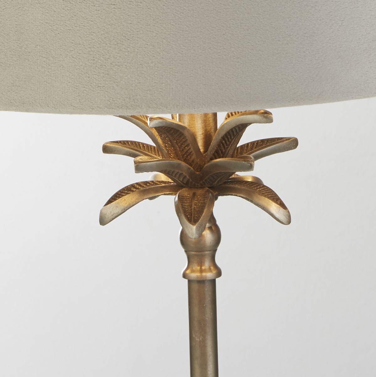 Palm 45cm Grau tischlampe Von Searchlight - Mit einem einstellbaren Neigungswinkel von 6 Grad bietet die Lampe die Flexibilität, das Licht auszurichten und die perfekte Atmosphäre zu schaffen sowie die Beleuchtung dort zu fokussieren, wo Sie sie am meisten brauchen.