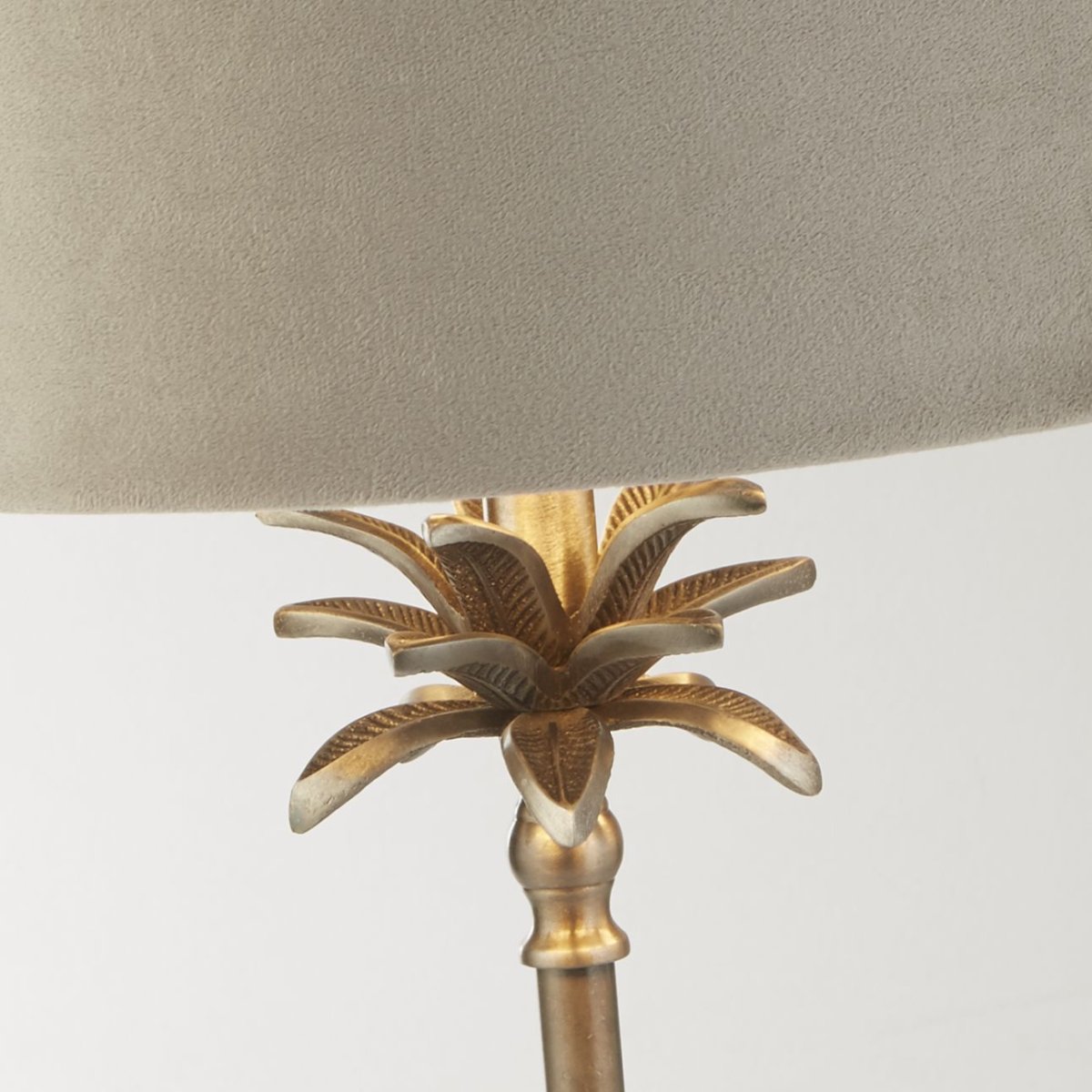 Palm 45cm Taupe tischlampe Von Searchlight - Mit einem einstellbaren Neigungswinkel von 6 Grad bietet die Lampe die Flexibilität, das Licht auszurichten und die perfekte Atmosphäre zu schaffen sowie die Beleuchtung dort zu fokussieren, wo Sie sie am meisten brauchen.