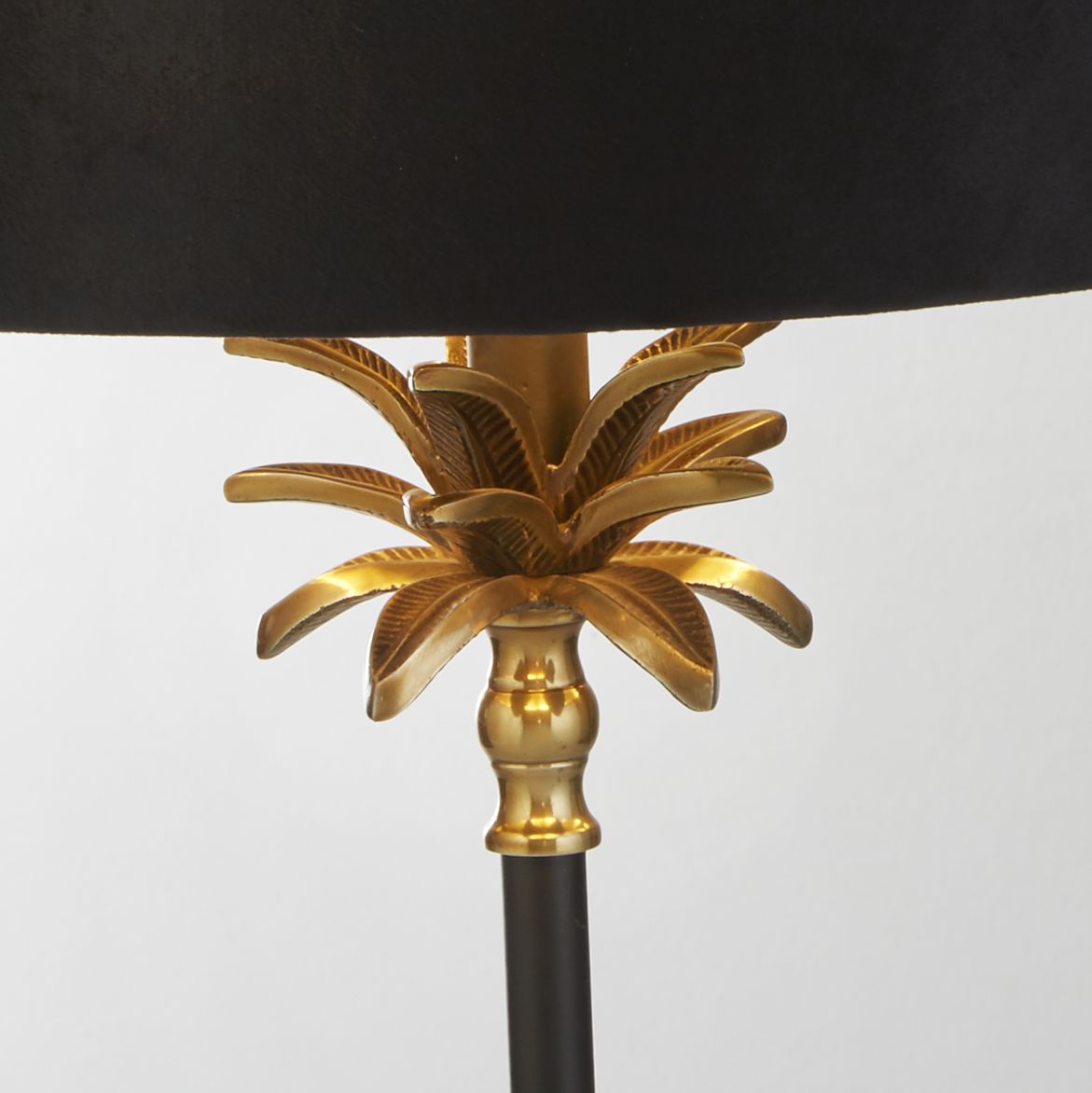 Palm 45cm Schwarz tischlampe Von Searchlight - Es besteht aus hochwertigen Materialien und verfügt über einen mattschwarzen und antiken Messingsockel in Form einer Palme, gekrönt von einem luxuriösen schwarzen Samtschirm mit goldfarbener Innenseite.