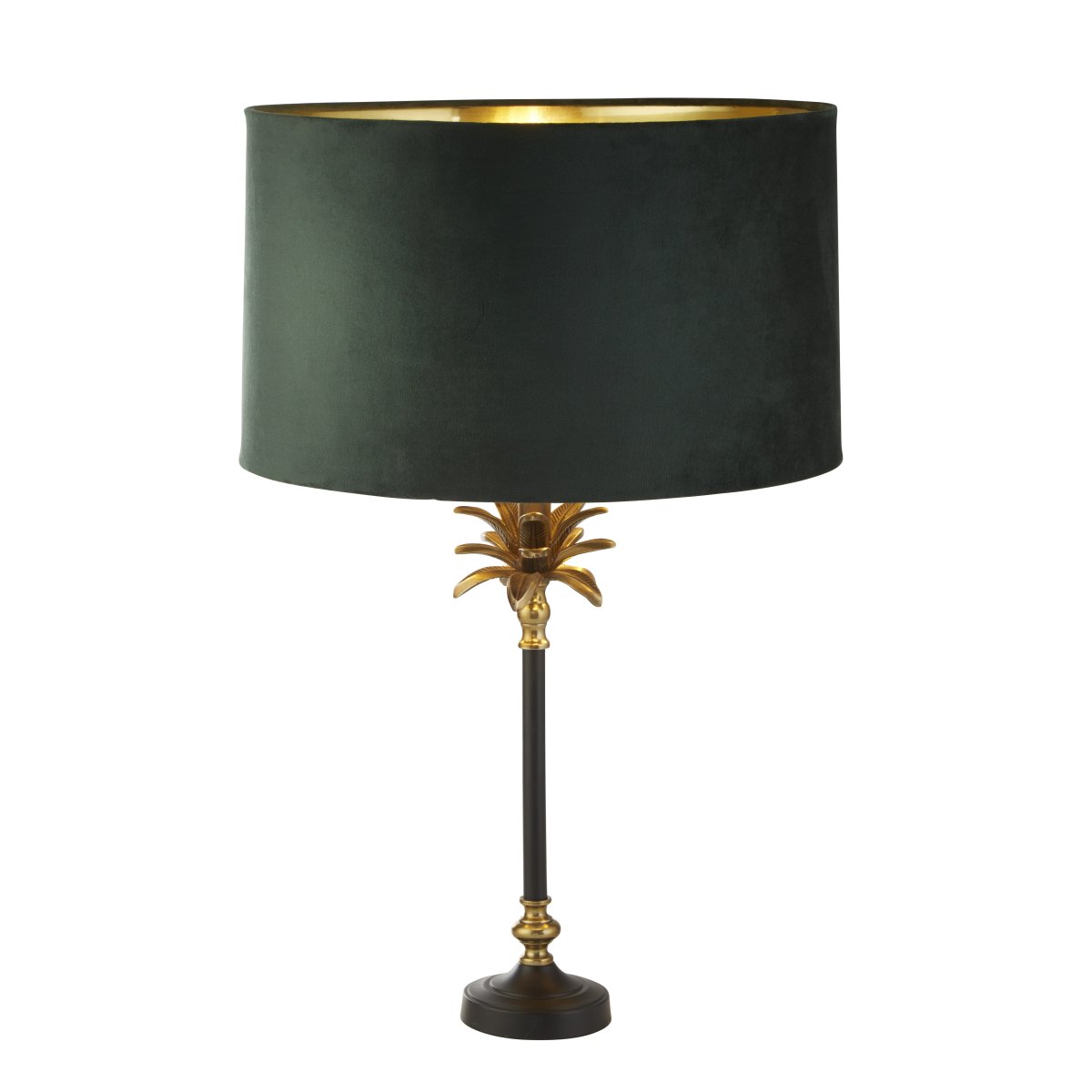 Palm 45cm Grün tischlampe Von Searchlight - Es besteht aus hochwertigen Materialien und verfügt über einen mattschwarzen und antiken Messingsockel in Form einer Palme, gekrönt von einem luxuriösen dunkelgrünen Samtschirm mit goldfarbener Innenseite.