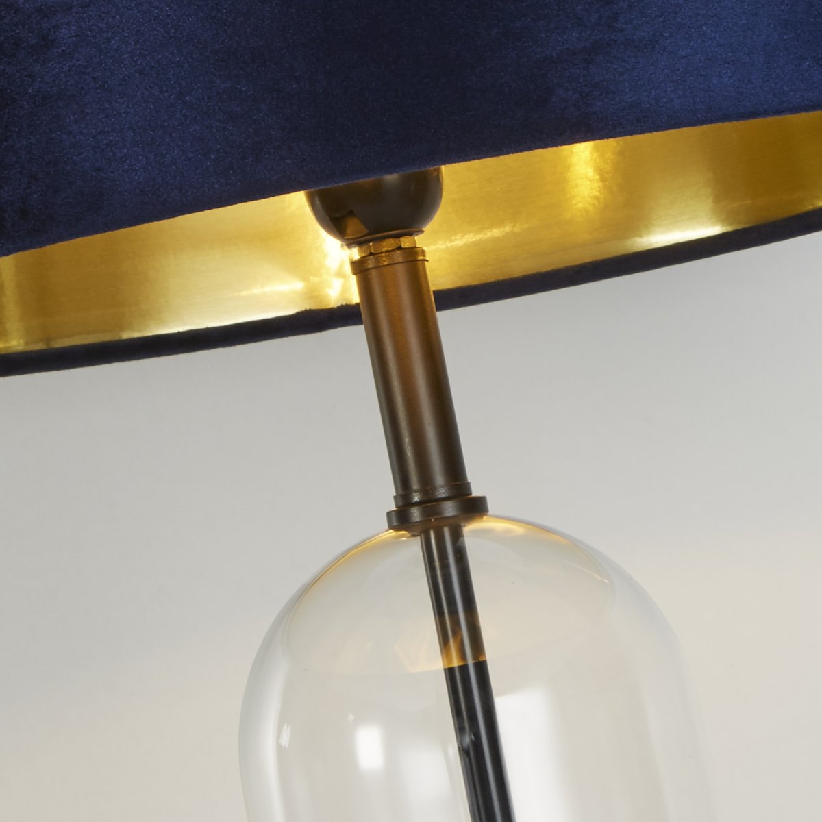 Oxford 44cm Blau tischlampe Von Searchlight - Es eignet sich perfekt als Innenbeleuchtung und verleiht Ihrem Zuhause eine elegante und funktionale Note.