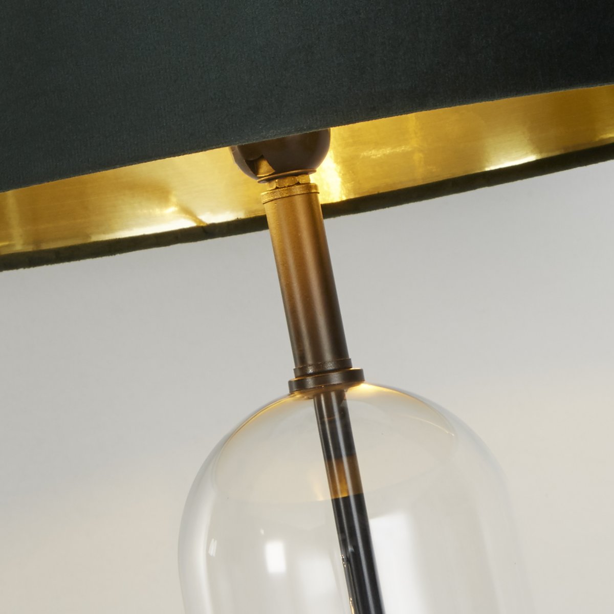 Oxford 44cm Grün tischlampe Von Searchlight - Es eignet sich perfekt als Innenbeleuchtung und verleiht Ihrem Zuhause eine elegante und funktionale Note.