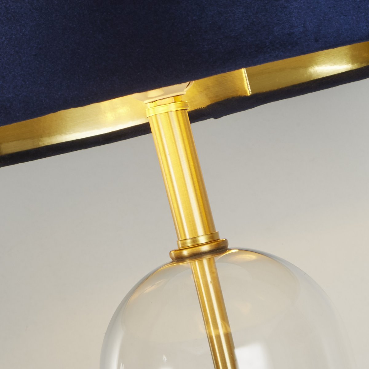 Oxford 44cm Blau tischlampe Von Searchlight - Mit einem beeindruckenden Sockel aus Glas und Messing strahlt die Lampe sowohl Haltbarkeit als auch Eleganz aus und verleiht jedem Raum zeitlosen Charme.