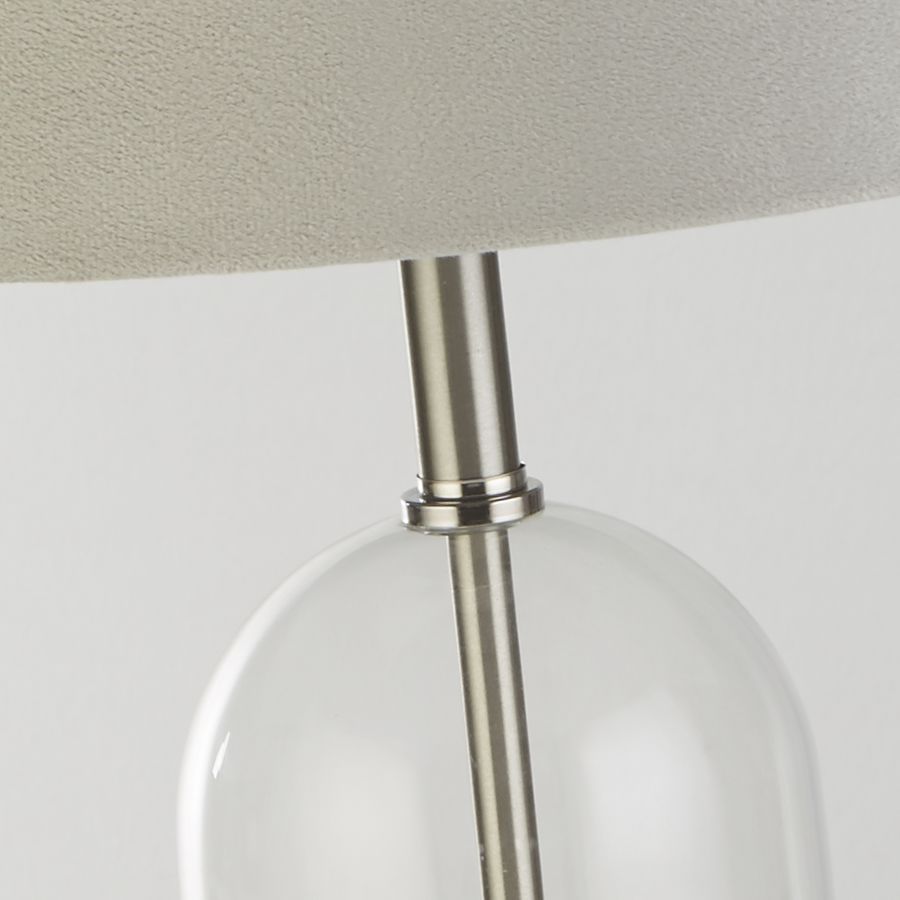 Oxford 44cm Grau tischlampe Von Searchlight - Mit einem Sockel aus satiniertem Nickel und Glas verbindet es Haltbarkeit mit Eleganz.