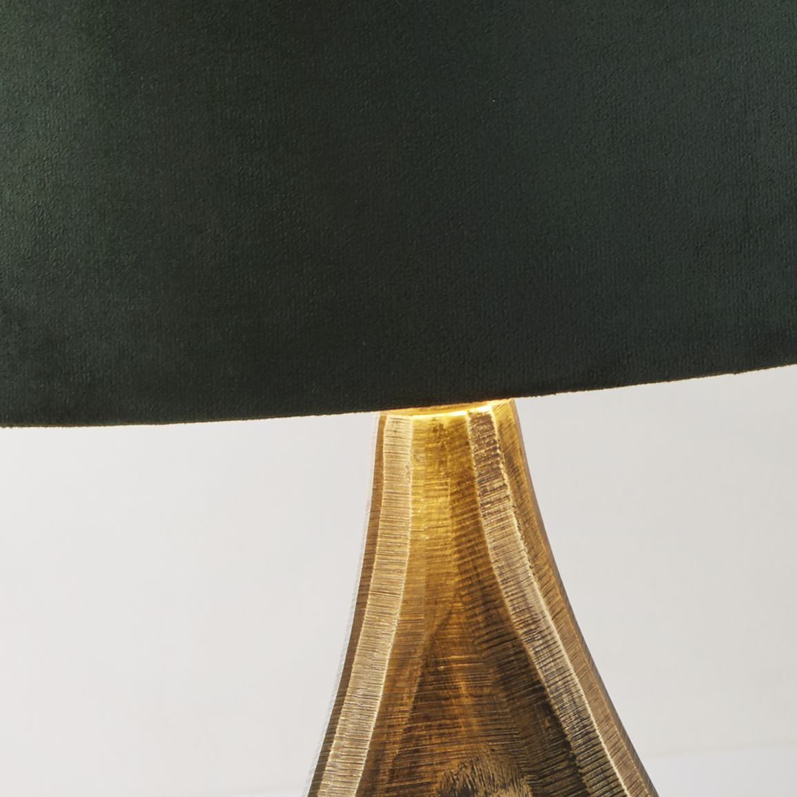 Bucklow 40cm Grün tischlampe Von Searchlight - Das raffinierte Design der Lampe vermittelt ein Gef&uuml;hl von anspruchsvollem Stil und erzeugt ein warmes, sanftes Licht, das perfekt dazu geeignet ist, im Wohnzimmer oder Schlafzimmer eine einladende Atmosph&auml;re zu schaffen.