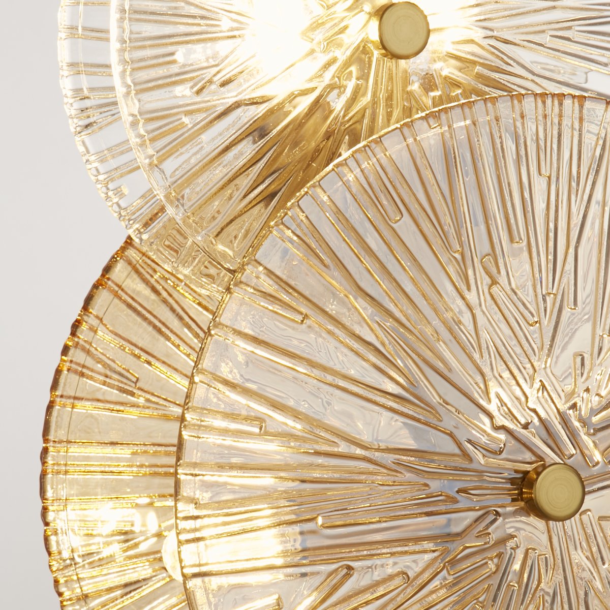 Wagon Wheel 66cm Bronze tischlampe Von Searchlight - Der Splittereffekt der Lampe in klarem und bernsteinfarbenem Glas verbreitet ein magisches Licht im Raum und erzeugt wunderschöne Schatten, die für Tiefe und Atmosphäre sorgen.