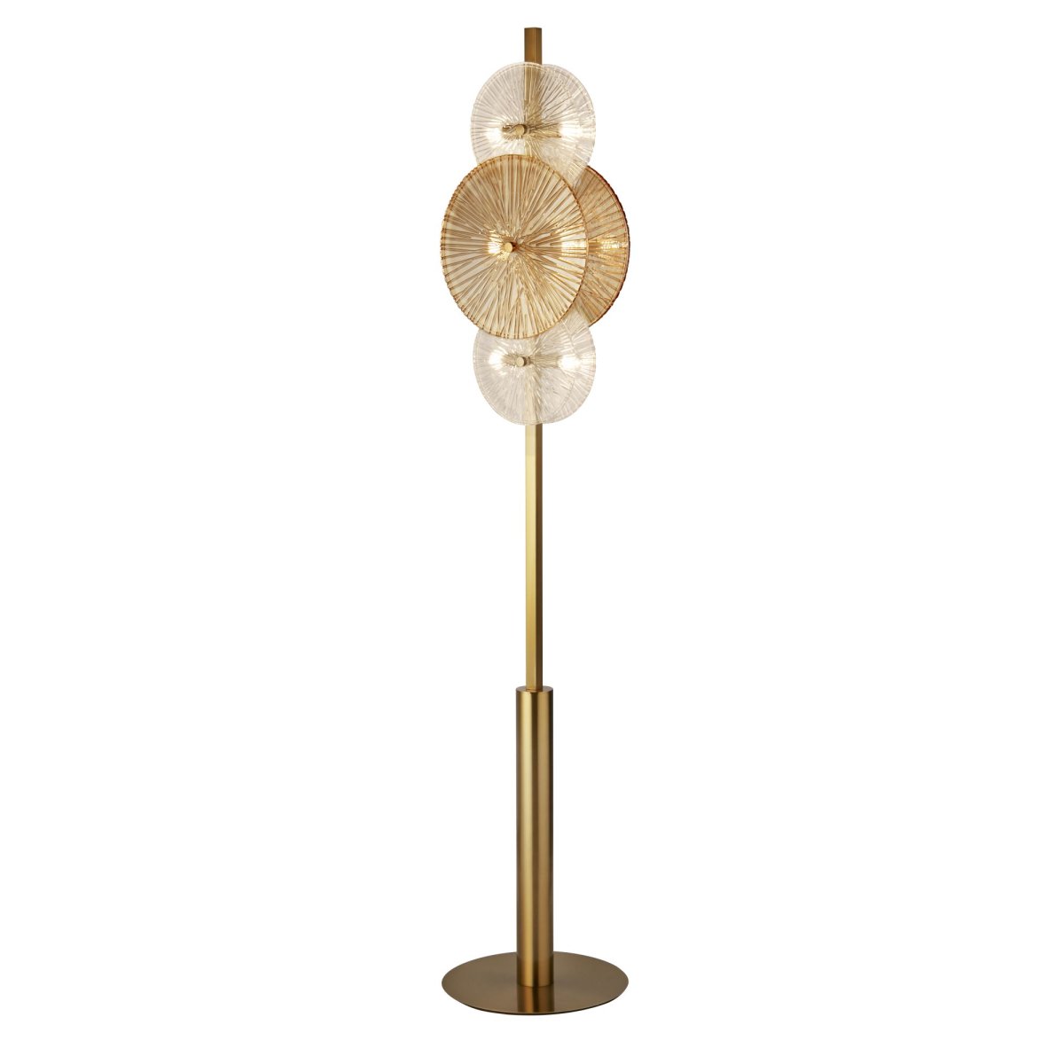 Wagon Wheel Bronze stehlampe Von Searchlight - Der Splittereffekt der Lampe in klarem und bernsteinfarbenem Glas verbreitet ein magisches Licht im Raum und erzeugt wunderschöne Schatten, die für Tiefe und Atmosphäre sorgen.