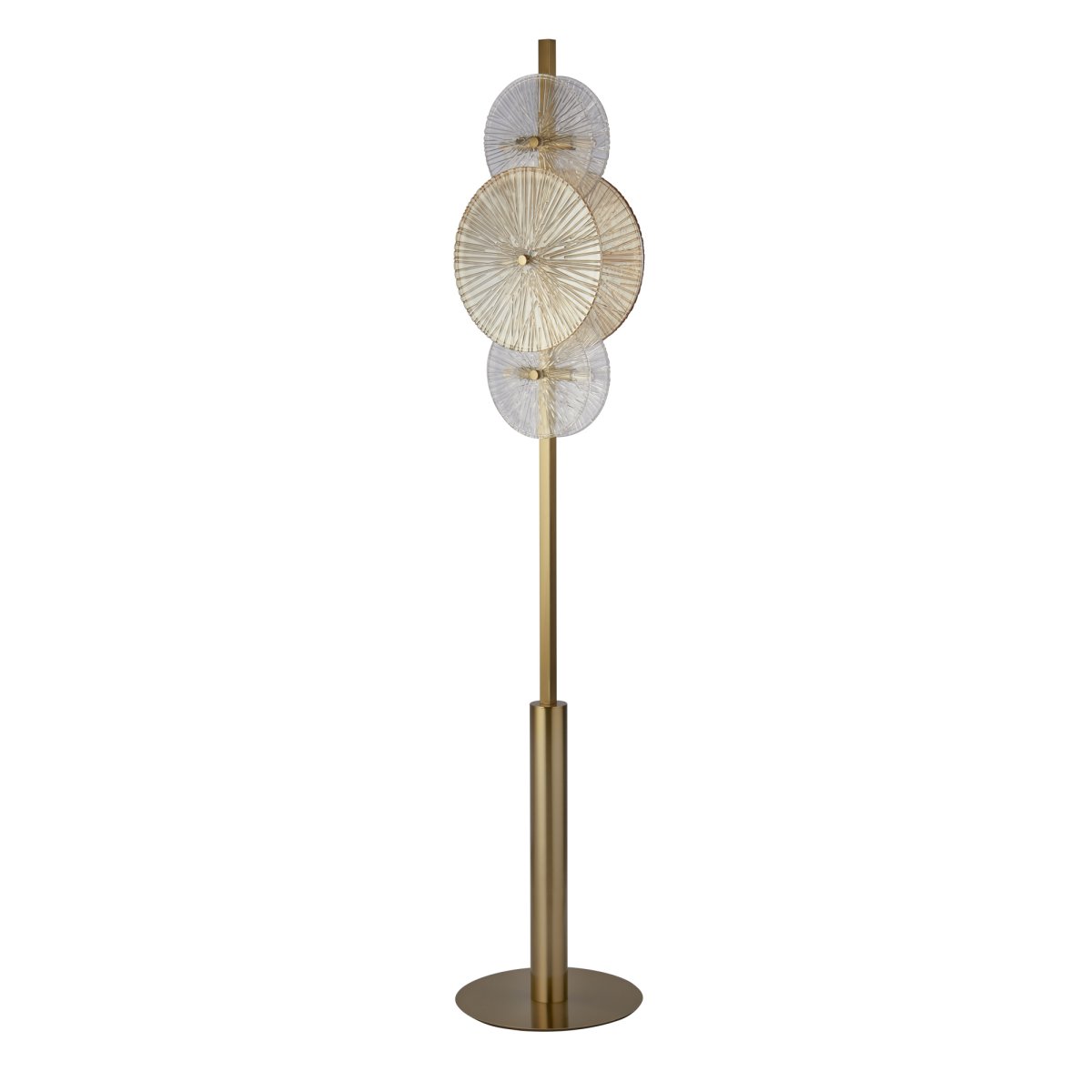Wagon Wheel Bronze stehlampe Von Searchlight - Der Splittereffekt der Lampe in klarem und bernsteinfarbenem Glas verbreitet ein magisches Licht im Raum und erzeugt wunderschöne Schatten, die für Tiefe und Atmosphäre sorgen.