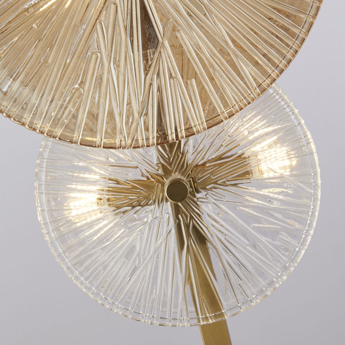 Wagon Wheel Bronze stehlampe Von Searchlight - Der Splittereffekt der Lampe in klarem und bernsteinfarbenem Glas verbreitet ein magisches Licht im Raum und erzeugt wunderschöne Schatten, die für Tiefe und Atmosphäre sorgen.