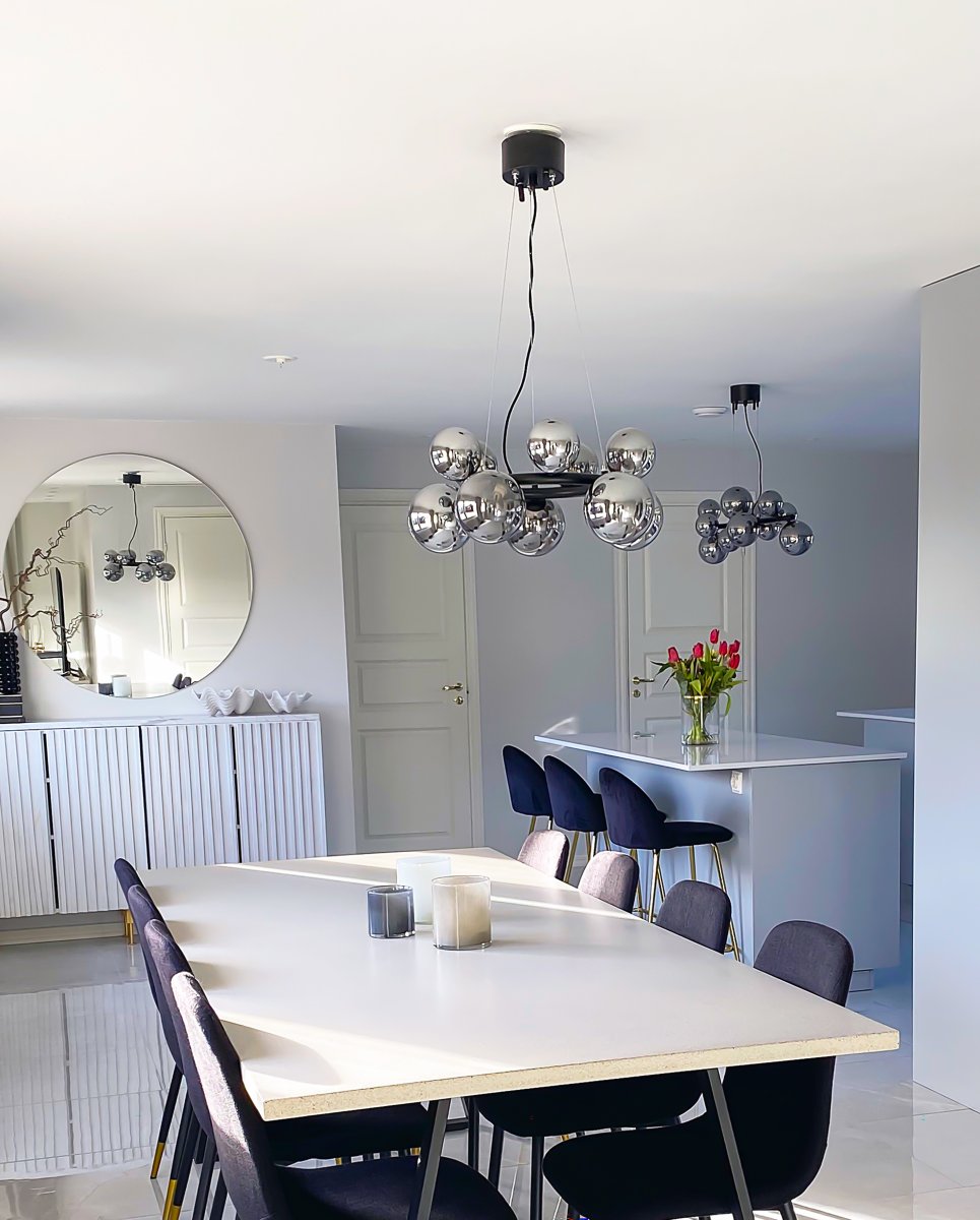 Molekyl Ø50 Rauchgrau hängelampe Von Aneta Lighting - Sein modernes und einzigartiges Design in Kombination mit hochwertigen Materialien macht es zur idealen Wahl f&uuml;r designbewusste Menschen &ndash; eine Lampe, die sowohl die Stimmung verbessert als auch ein Stil-Statement darstellt.