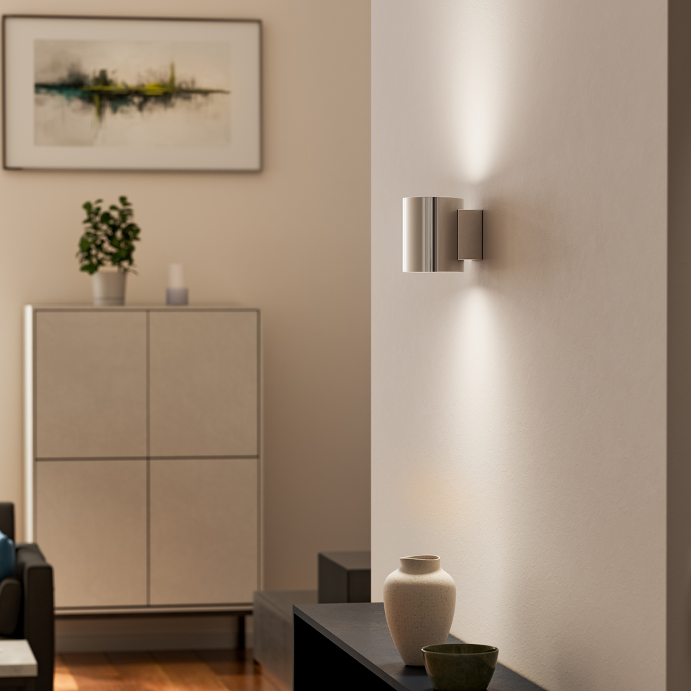 Evoke S Chrom wandlampe Von Herstal - Den smarta konstruktionen med b&aring;de upp- och nerljus g&ouml;r den till ett utm&auml;rkt val f&ouml;r att belysa din hall, vardagsrum eller sovrum p&aring; ett subtilt men effektfullt s&auml;tt.