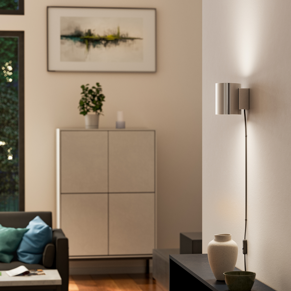 Evoke S Chrom wandlampe Von Herstal - Den smarta konstruktionen med b&aring;de upp- och nerljus g&ouml;r den till ett utm&auml;rkt val f&ouml;r att belysa din hall, vardagsrum eller sovrum p&aring; ett subtilt men effektfullt s&auml;tt.