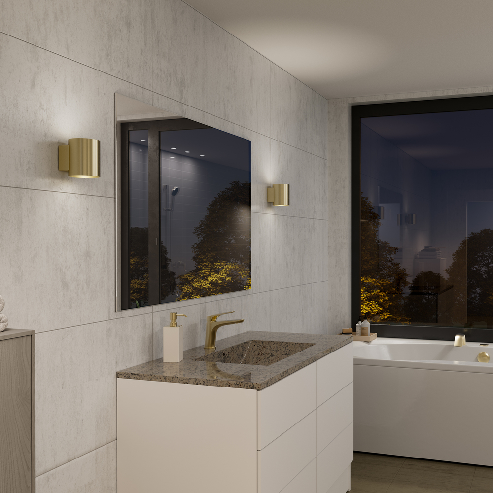 Evoke S Satiniertes Messing wandlampe Von Herstal - Den smarta konstruktionen med b&aring;de upp- och nerljus g&ouml;r den till ett utm&auml;rkt val f&ouml;r att belysa din hall, vardagsrum eller sovrum p&aring; ett subtilt men effektfullt s&auml;tt.