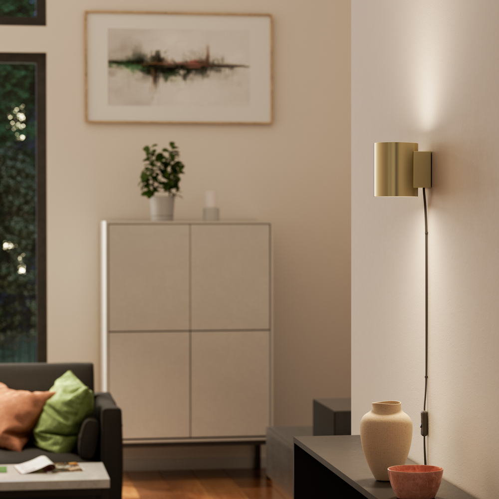 Evoke S Satiniertes Messing wandlampe Von Herstal - Den smarta konstruktionen med b&aring;de upp- och nerljus g&ouml;r den till ett utm&auml;rkt val f&ouml;r att belysa din hall, vardagsrum eller sovrum p&aring; ett subtilt men effektfullt s&auml;tt.