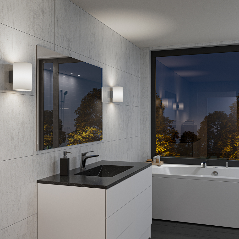 Evoke L Anthrazit/Opal wandlampe Von Herstal - Den smarta konstruktionen med b&aring;de upp- och nerljus g&ouml;r den till ett utm&auml;rkt val f&ouml;r att belysa din hall, vardagsrum eller sovrum p&aring; ett subtilt men effektfullt s&auml;tt.