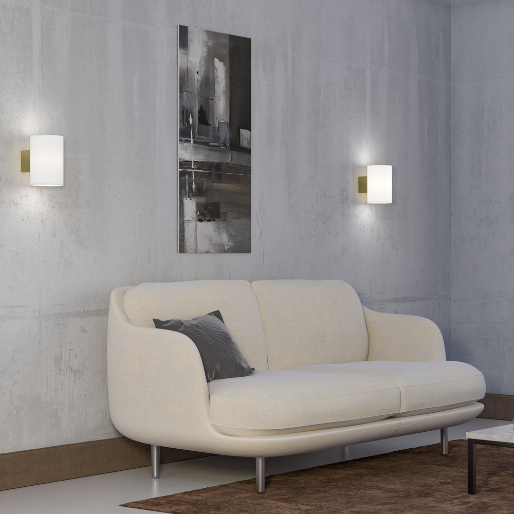 Evoke L Satiniertes Messing/Opal wandlampe Von Herstal - Den smarta konstruktionen med b&aring;de upp- och nerljus g&ouml;r den till ett utm&auml;rkt val f&ouml;r att belysa din hall, vardagsrum eller sovrum p&aring; ett subtilt men effektfullt s&auml;tt.