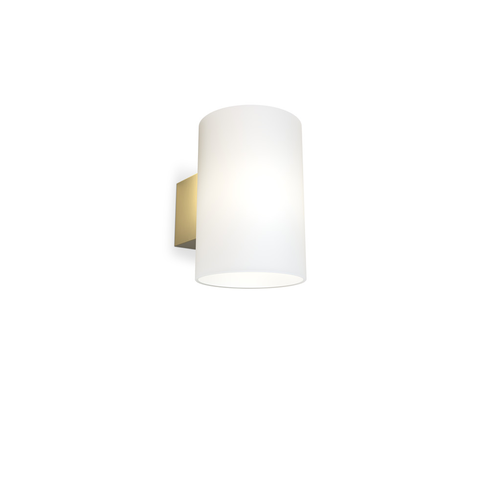 Evoke L Satiniertes Messing/Opal wandlampe Von Herstal - Den smarta konstruktionen med b&aring;de upp- och nerljus g&ouml;r den till ett utm&auml;rkt val f&ouml;r att belysa din hall, vardagsrum eller sovrum p&aring; ett subtilt men effektfullt s&auml;tt.