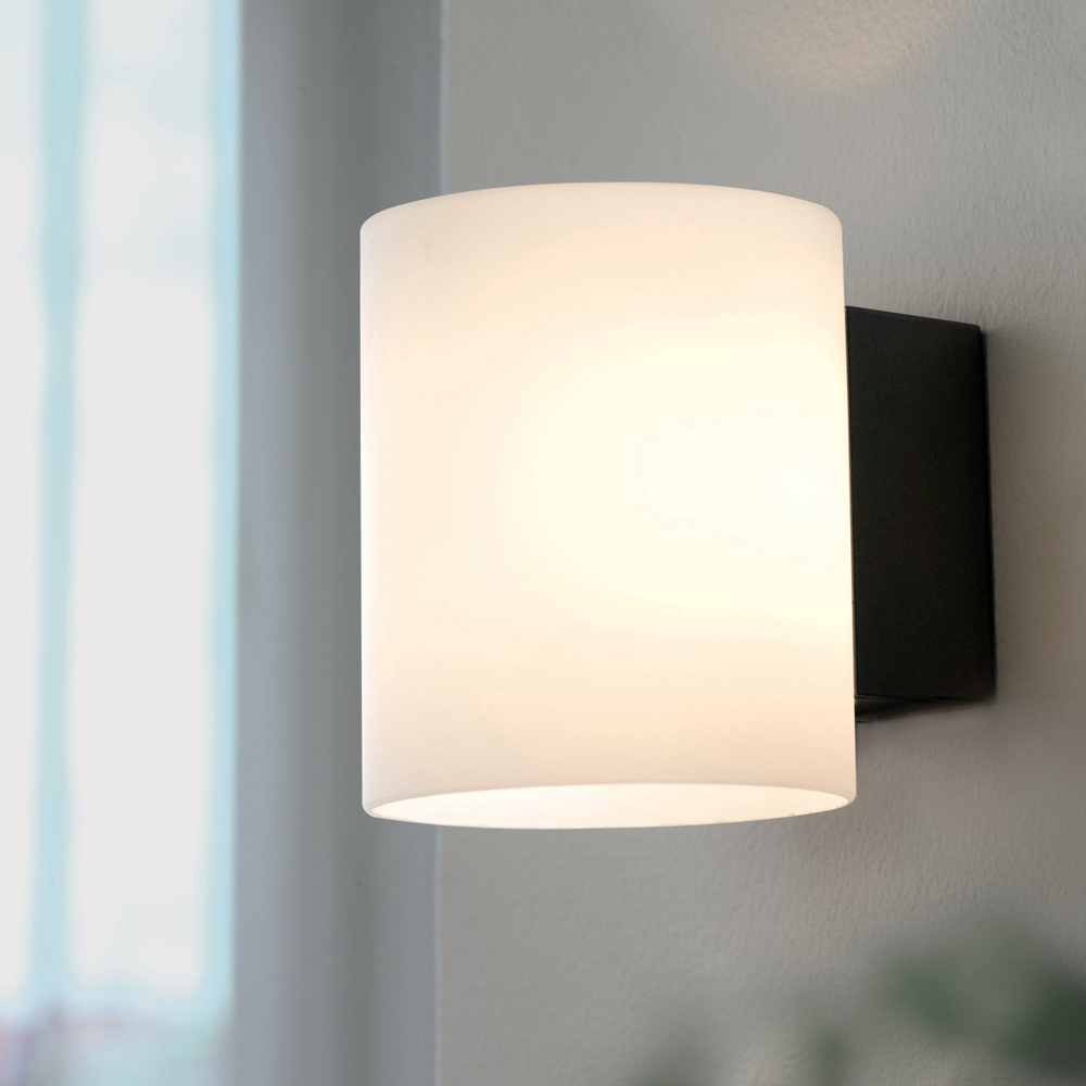 Evoke S Opal/Anthrazit wandlampe Von Herstal - Den smarta konstruktionen med b&aring;de upp- och nerljus g&ouml;r den till ett utm&auml;rkt val f&ouml;r att belysa din hall, vardagsrum eller sovrum p&aring; ett subtilt men effektfullt s&auml;tt.