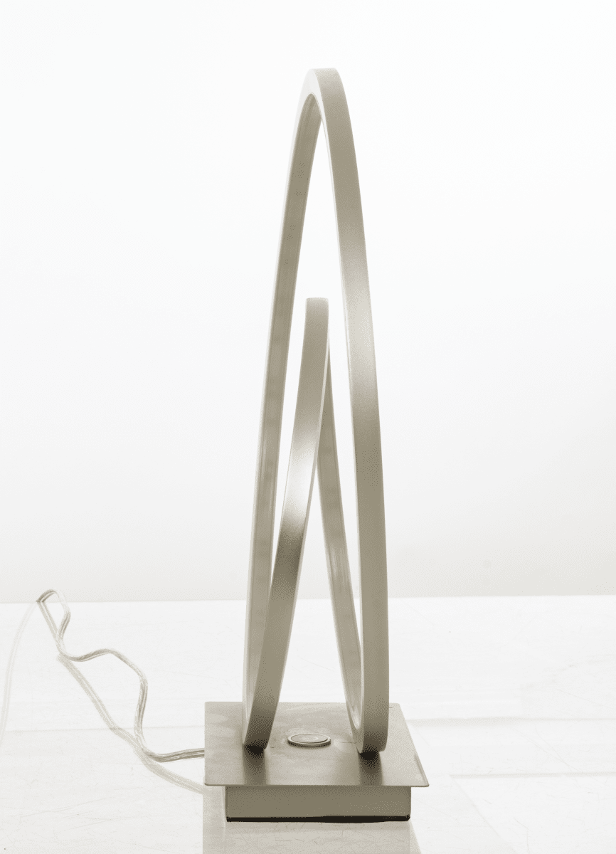 Loop 37cm Stahl tischlampe Von Aneta Lighting - Integrierte 14W LED, dimmbar über einen 3-Stufen-Dimmer am Lampensockel.