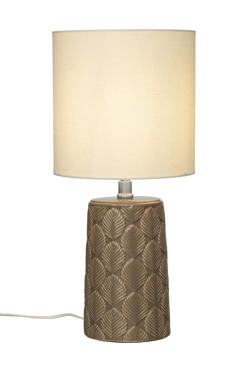 Bodil 47cm Braun tischlampe Von Aneta Lighting - Der wunderschön braun gemusterte Keramiksockel ist von einer zeitlosen Ästhetik inspiriert, die perfekt in moderne und klassische Inneneinrichtungen passt.