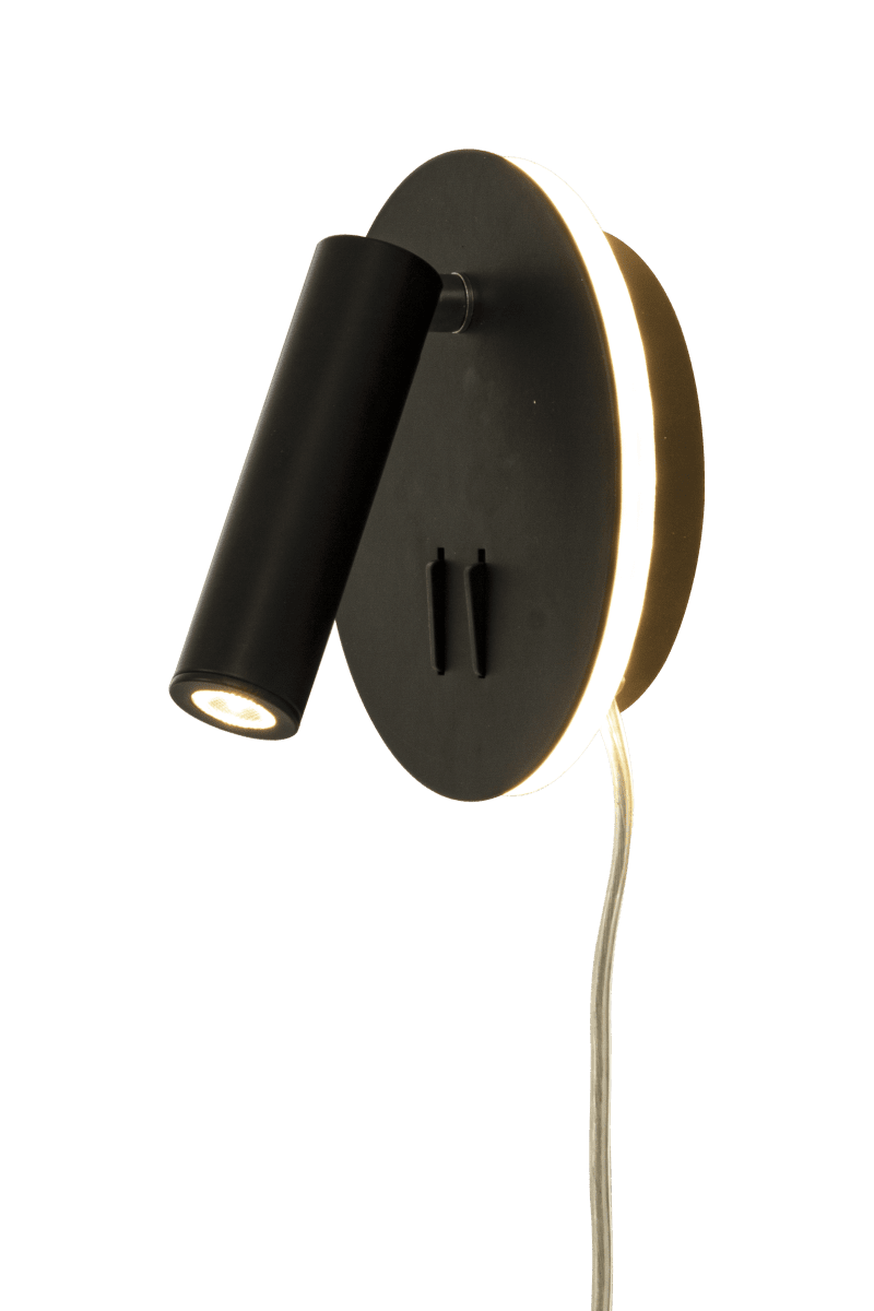 Ace Schwarz leselampe Von Aneta Lighting - Die Lampe verf&uuml;gt &uuml;ber ein Leselicht mit verstellbarem Kopf sowie eine indirekte Beleuchtung, die die Wand um die Lampe herum beleuchtet.