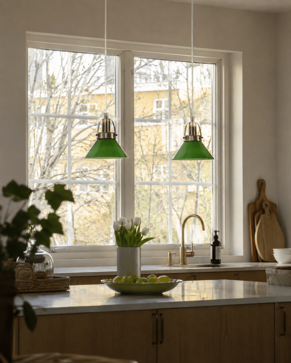 Mäster Ø15 Antikmessing/Grün fensterlampe Von Lampan - Der gr&uuml;ne Glasschirm sorgt f&uuml;r ein gleichm&auml;&szlig;iges und angenehmes Licht und schafft eine einladende Atmosph&auml;re im Raum.