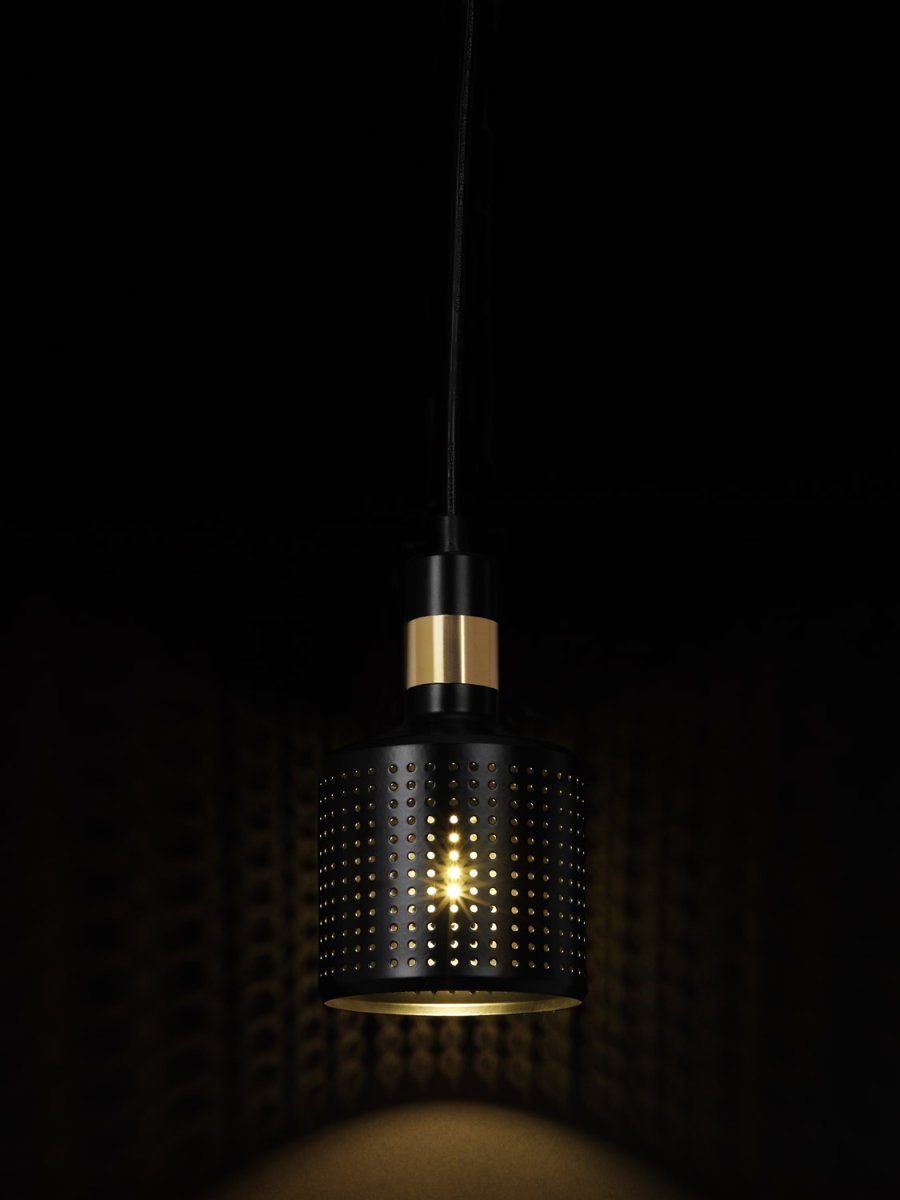 Stanza Ø12 Schwarz fensterlampe Von Cottex - Die Stanza Metall-Fensterlampe ist eine moderne und stilvolle Beleuchtungslösung, die durch ihr perforiertes Design ein schönes Lichtspiel erzeugt.