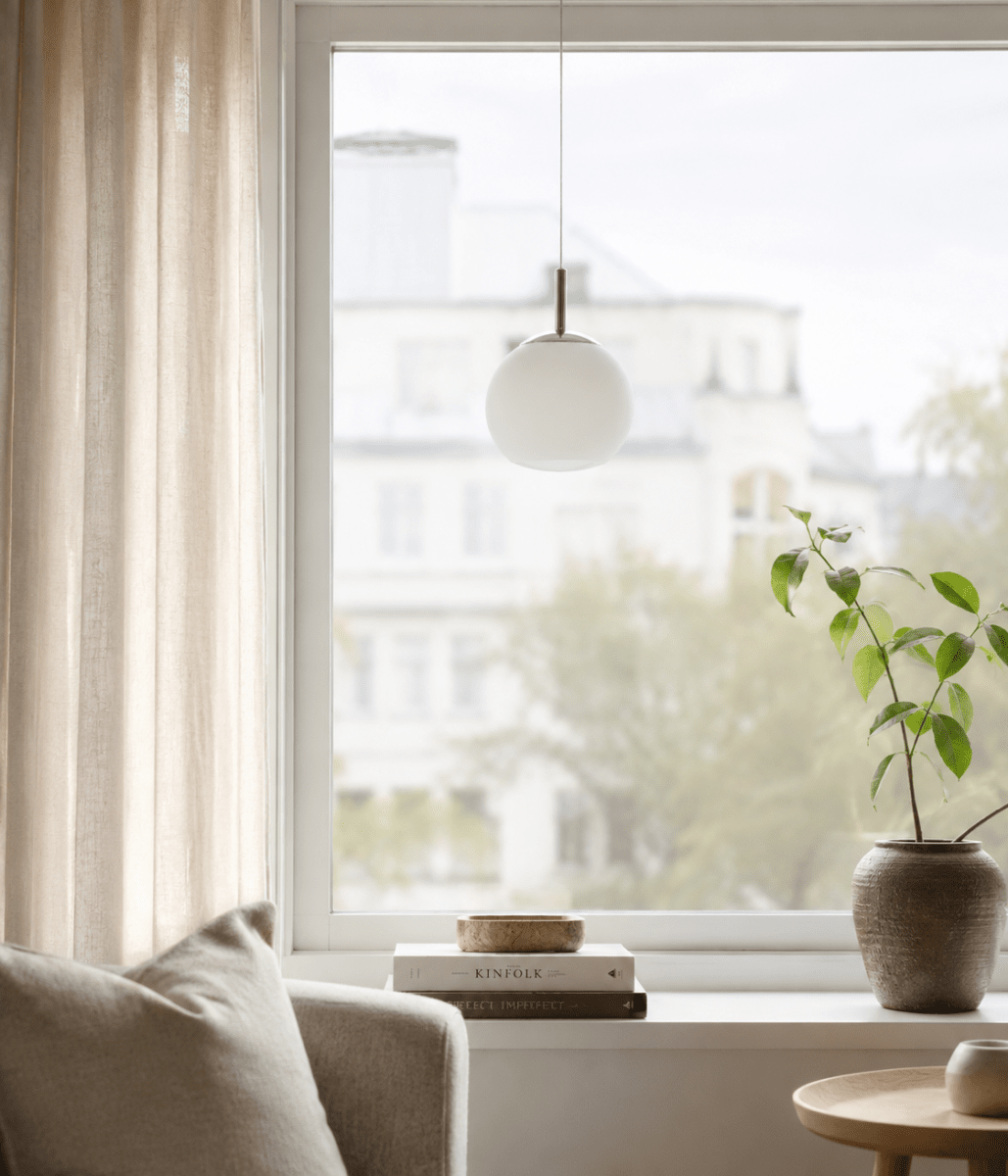 Globi Ø15 Chrom/Weiß fensterlampe Von Nordic Lighting - Die Globi-Fensterleuchte ist eine stilvolle und moderne Lampe, die jedem Raum eine warme und gem&uuml;tliche Atmosph&auml;re verleiht.