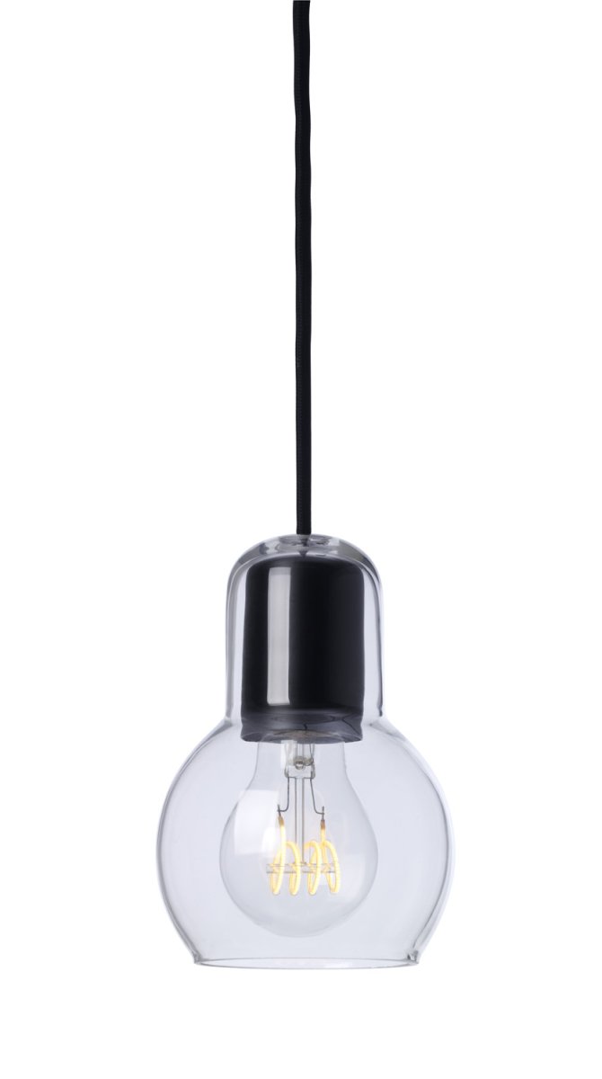 Living Schwarz fensterlampe Von Lampan - Living verleiht Ihrem Zuhause sowohl Charakter als auch Funktionalität und wird mit einer dekorativen Lichtquelle zu einem stilvollen Detail in Ihrer Einrichtung.