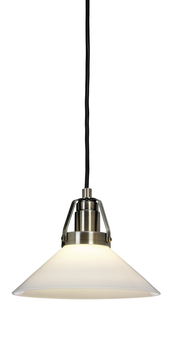 Schusterlampe Ø20 Weiß fensterlampe Von Cottex - Die Kombination aus elegantem Wei&szlig;glas und sch&ouml;nen Messingdetails verleiht der Lampe ein anspruchsvolles Flair, das sowohl zu traditionellen als auch zu modernen Inneneinrichtungen passt.