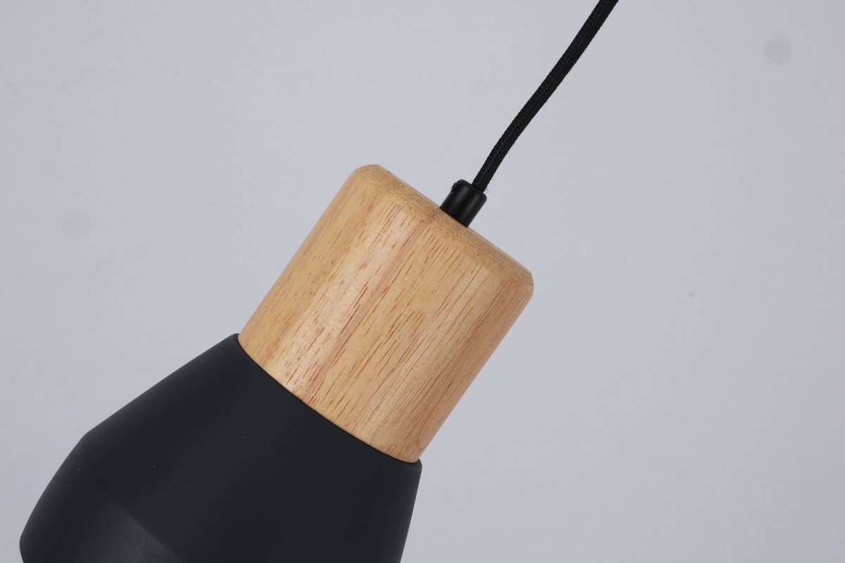Pepe Ø13 Schwarz fensterlampe Von Nordic Lighting - Die Kombination aus Holz und Beton verleiht ihr eine robuste und zugleich warme Ausstrahlung, w&auml;hrend das matte Schwarz f&uuml;r eine ruhige und trendige Note sorgt.