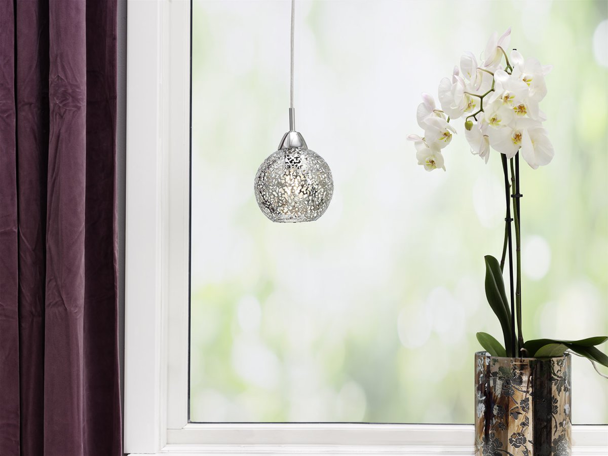 Etsy Ø13 Chrom fensterlampe Von Cottex - Der durchbrochene Metallschirm erzeugt im eingeschalteten Zustand faszinierende Lichteffekte und wird so zu einem dekorativen Detail im Fenster.