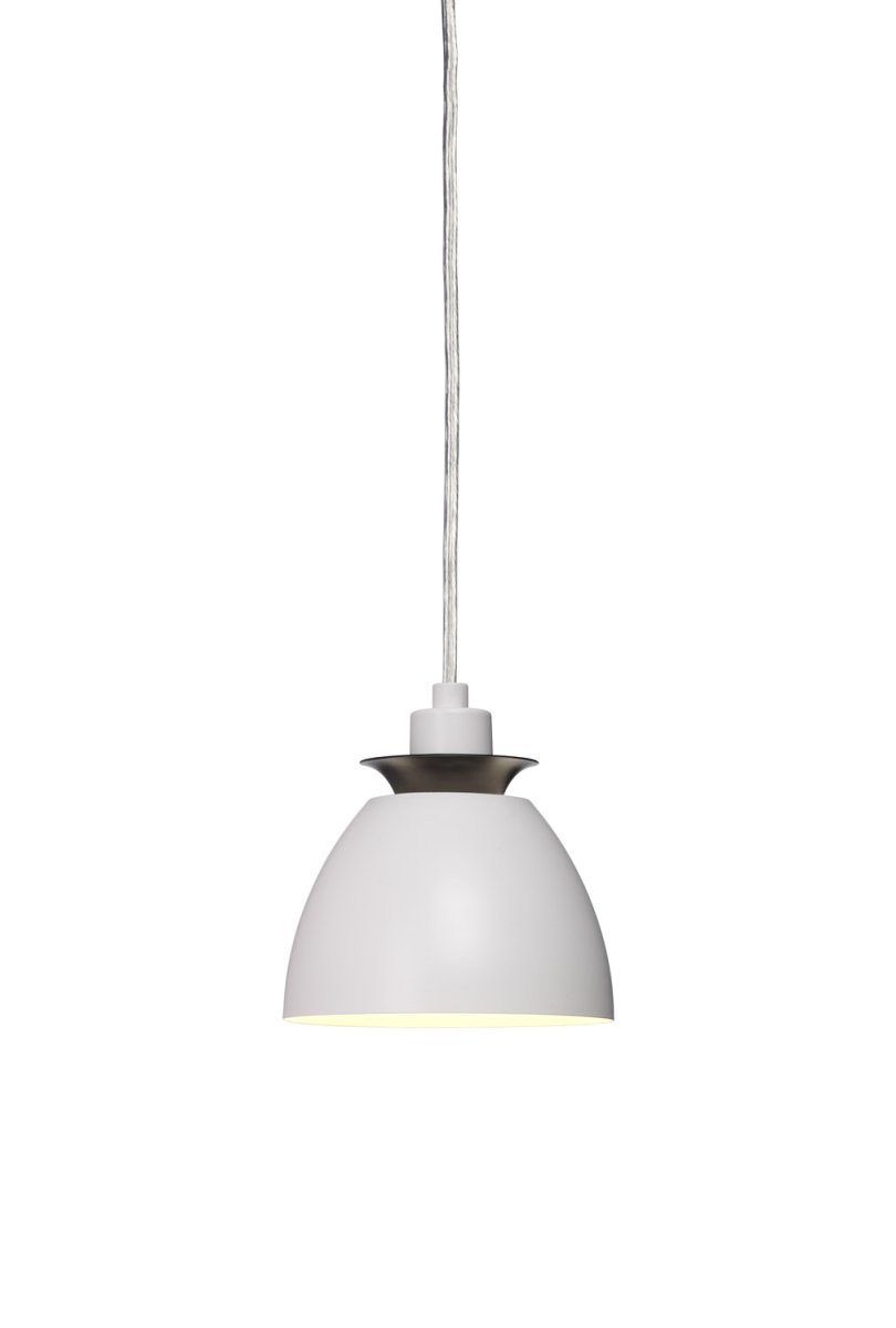 Zoombild von Polo Ø12 Weiß fensterlampe Von Cottex - Die Polo-Fensterlampe aus Metall ist eine elegante und stilvolle Lampe, die einen klassischen Ausdruck vermittelt.