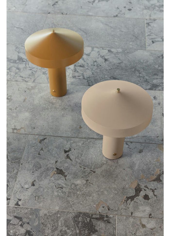 Hatto 40cm Beige tischlampe Von OYOY - Die Leuchte ist Teil der beliebten Hatto-Serie und in mehreren modernen Farben erhältlich.