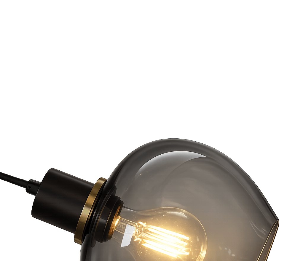 Ariston Ø20 rauchfarben fensterlampe Von Lampan - Der Schirm aus Rauchglas spendet ein angenehmes Licht, w&auml;hrend die Details aus geb&uuml;rstetem Messing f&uuml;r einen modernen und exklusiven Look sorgen.