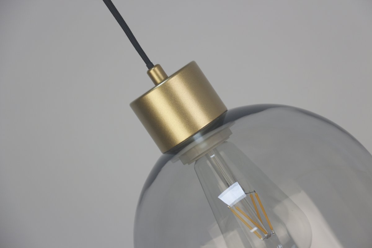 Origo Ø20 rauchfarben fensterlampe Von Lampan - Der Schirm aus Rauchglas sorgt f&uuml;r ein sanftes und stimmungsvolles Licht, w&auml;hrend die Details in mattem Gold f&uuml;r eine warme und exklusive Ausstrahlung sorgen.