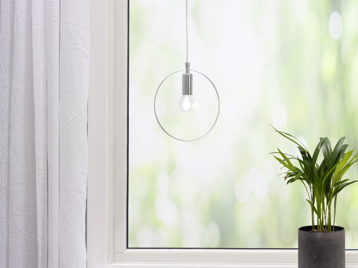 Spartan ringo Ø20 Chrom fensterlampe Von Cottex - Das runde Design vermittelt ein luftiges und elegantes Gefühl und hebt gleichzeitig die Lichtquelle hervor.