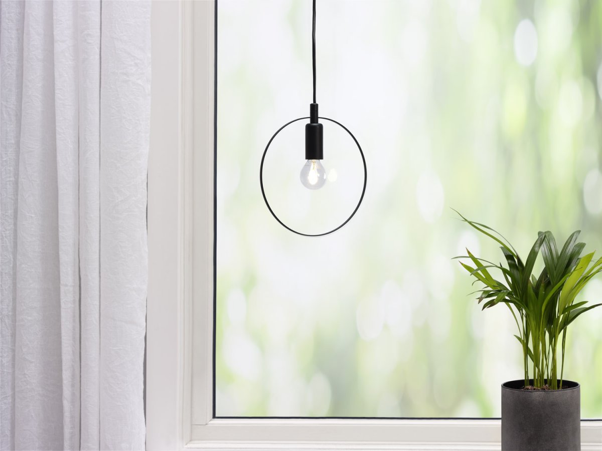 Spartan ringo Ø20 Schwarz fensterlampe Von Cottex - Das runde Design vermittelt ein luftiges und elegantes Gef&uuml;hl und hebt gleichzeitig die Lichtquelle hervor.