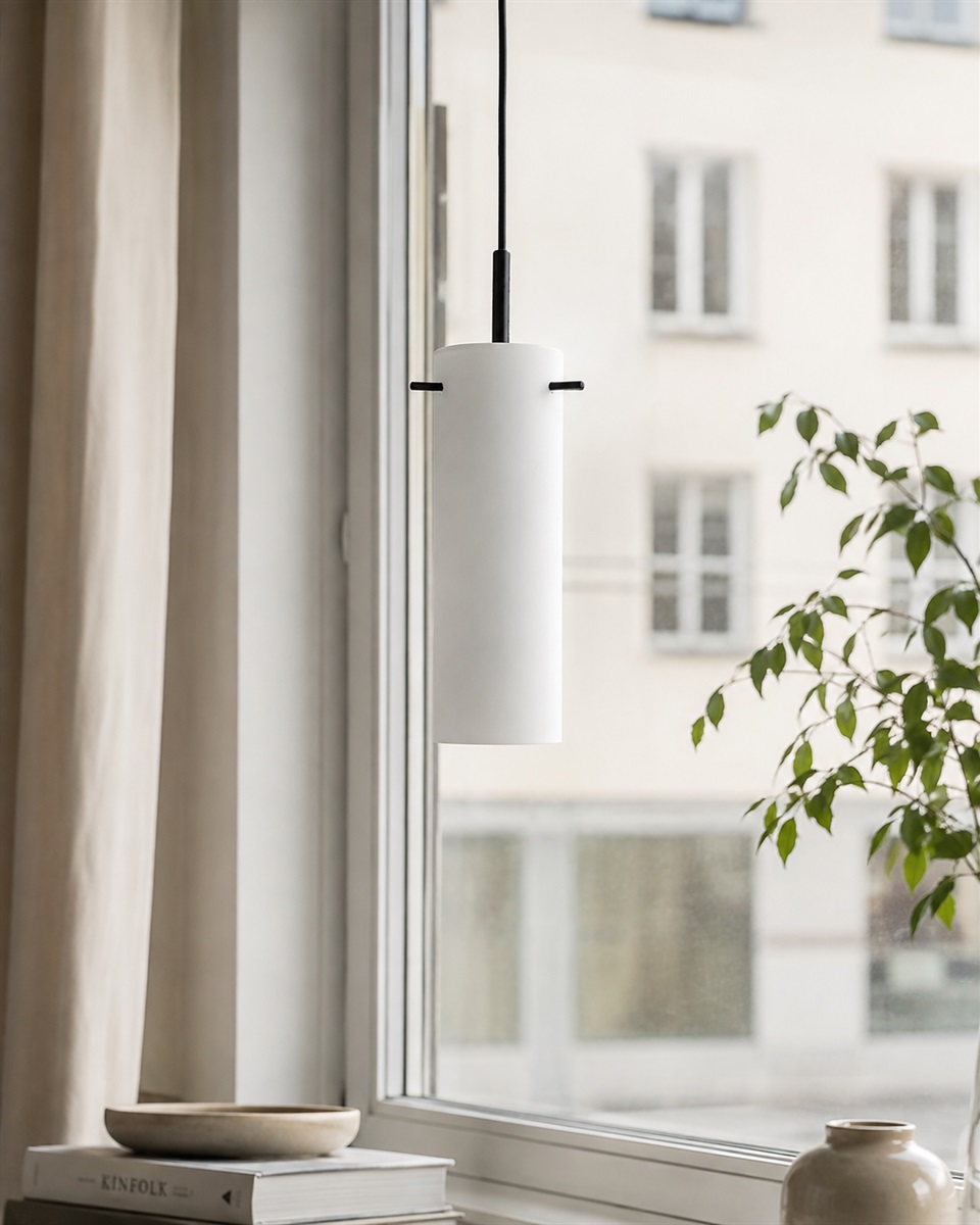 Cilinda Ø7 Schwarz und Weiß fensterlampe Von Nordic Lighting - Cilinda ist eine zeitlose Fensterlampe mit stilvollem Design.
