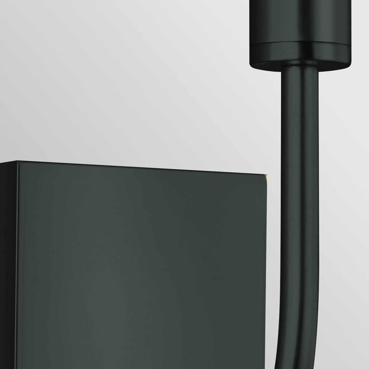 Brianna 36cm Schwarz wandlampe Von Elstead Lighting - Brianna ist eine dekorative Wandleuchte mit luftigem, minimalistischem Design.
